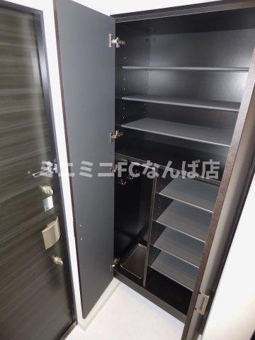 スワンズシティ谷町モデルノの玄関