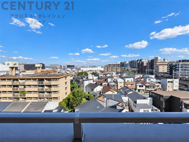 曲線を描く木目調の壁面と、モザイクタイルが印象的なエントランス。大きな窓から自然光が差し込む、明るく開放感のある空間です。上品で落ち着いた雰囲気が、住まう方や訪れる方を心地よく迎えます。