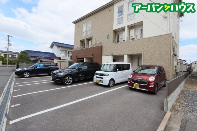 トリニティの駐車場