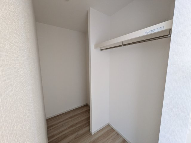 常陸太田市西三町　1期　新築戸建て　1号棟の収納|大容量のウォークインクローゼット。衣類はもちろん、スーツケースや季節の家電もまとめて収納でき、居室空間をすっきりと保ちます。