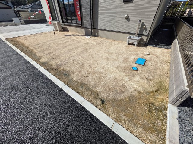 常陸太田市西三町　1期　新築戸建て　1号棟の庭|リビングに明るい光を届ける広々とした南庭。
お子様の遊び場やペットのスペースとしても最適です。
室内外で心地よい暮らしが叶います。