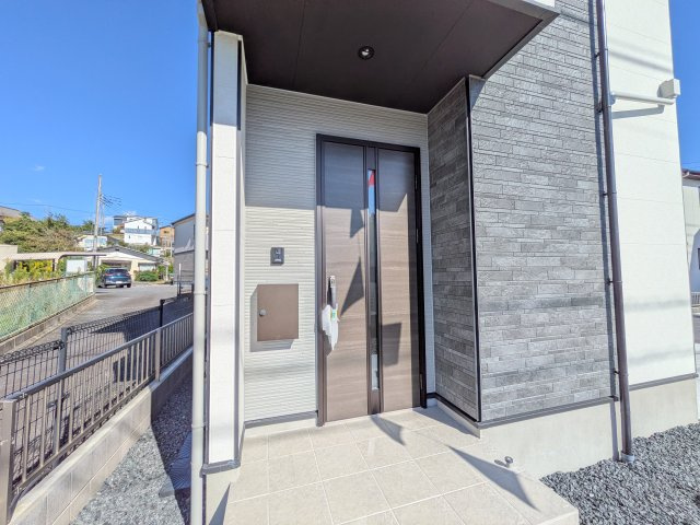 常陸太田市西三町　1期　新築戸建て　1号棟の玄関|お洒落な玄関ドアと洗練された外壁デザイン。家の顔にふさわしい上質な佇まいで、ご家族やお客様を迎えます。