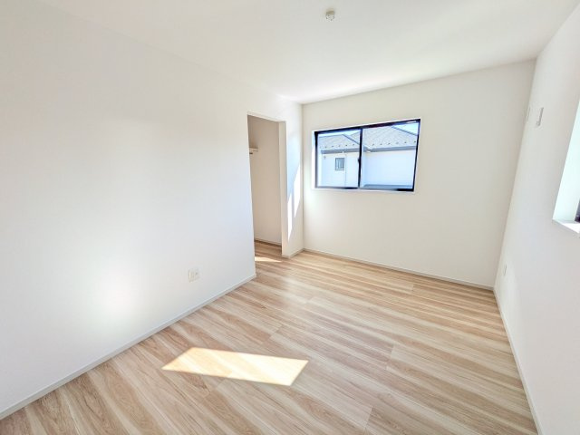 常陸太田市西三町　1期　新築戸建て　1号棟の洋室|たっぷり収納と明るい窓で、片付けも気持ち良くできる洋室。
お子様の「自分の部屋が欲しい」という夢を叶えます。