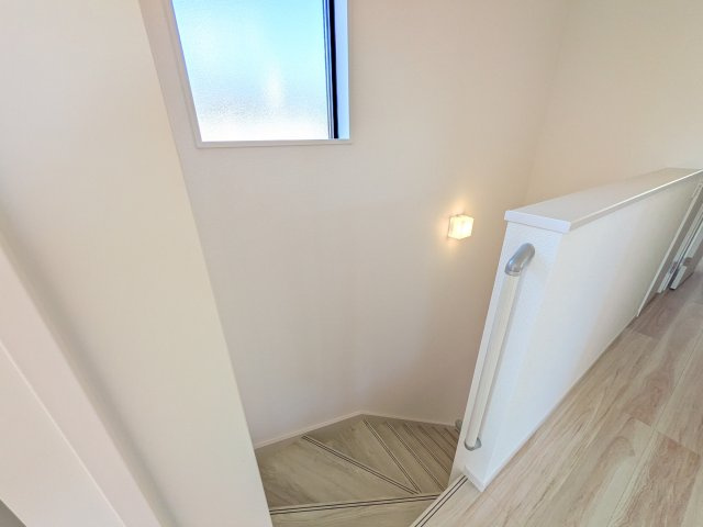 常陸太田市西三町　1期　新築戸建て　1号棟の内装|窓付きで明るい階段は、手すり付きでお子様からご年配の方まで安心して上り下りができます♪
