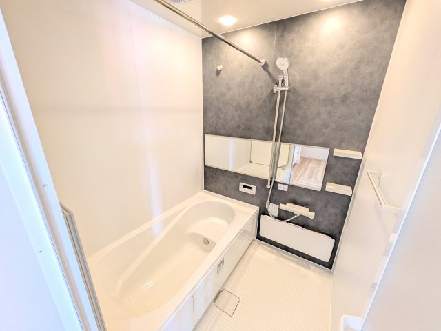 常陸太田市西三町　1期　新築戸建て　1号棟の浴室|高断熱の浴槽で、追い焚きの回数を減らし光熱費を節約！いつでもあたたかいお風呂に入れます。
冬場のヒートショック対策にも役立つ浴室暖房換気乾燥機付きです！