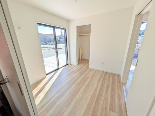 常陸太田市西三町　1期　新築戸建て　1号棟の居間・リビング|リビングと繋がる多目的スペース。
日当たりも良好です♪