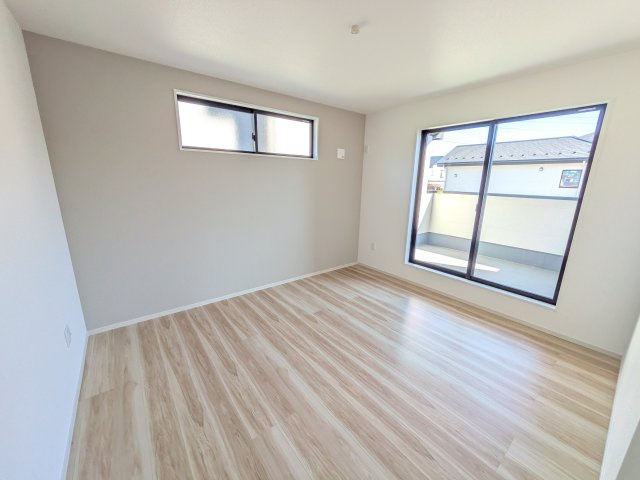 常陸太田市西三町　1期　新築戸建て　1号棟の洋室|バルコニーに面した２面採光で明るく開放的な洋室です。
デザイン性の高いアクセントクロスで、落ち着いた雰囲気を演出。収納力たっぷりのWIC完備で、室内をすっきりと保てます♪