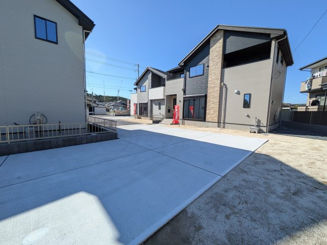 常陸太田市西三町　1期　新築戸建て　2号棟の前面道路含む現地写真|陽当たりや敷地の広さをご確認できます！
本日のご見学も可能です♪
お気軽にお電話またはお問い合わせください。