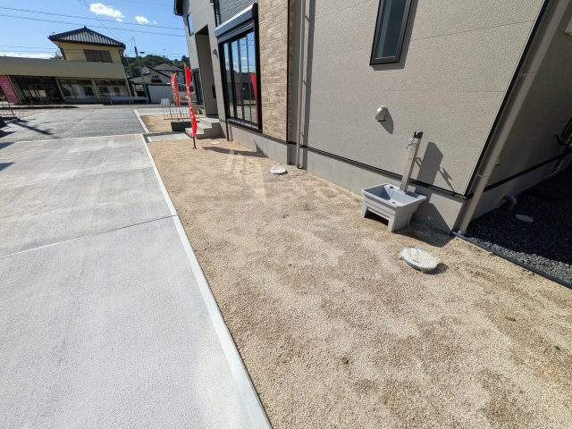 常陸太田市西三町　1期　新築戸建て　2号棟の庭|リビングに明るい光を届ける広々とした南庭。
お子様の遊び場やペットのスペースとしても最適です。
室内外で心地よい暮らしが叶います。