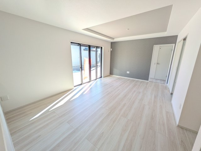 常陸太田市西三町　1期　新築戸建て　2号棟の居間・リビング|居心地の良いデザインと機能性を両立。ご友人を招いたり、趣味を楽しんだり、様々なシーンで活躍する団らんの中心地です。