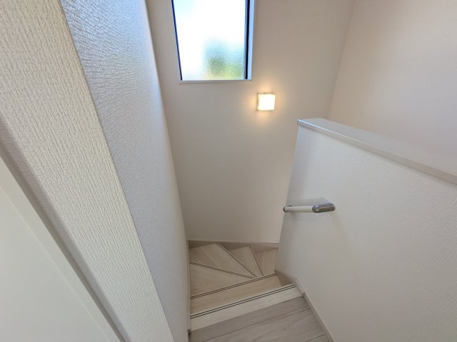常陸太田市西三町　1期　新築戸建て　2号棟の内装|窓付きで明るい階段は、手すり付きでお子様からご年配の方まで安心して上り下りができます♪
