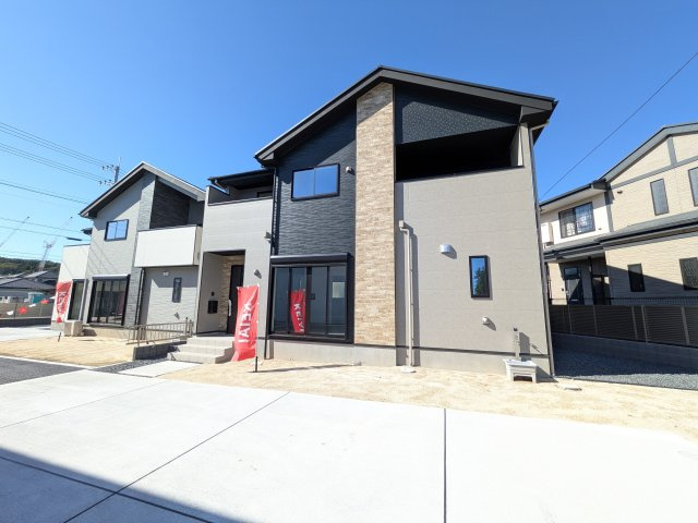 常陸太田市西三町　1期　新築戸建て　2号棟の外観|【月々6万円台〜】
写真だけでは伝わらない快適さを、ぜひ現地で体感しませんか？
即日見学可能です！平日のご案内も可能です♪
お気軽にお問合せください！
