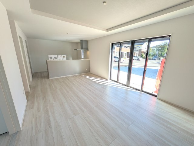 常陸太田市西三町　1期　新築戸建て　2号棟の居間・リビング|家族の会話が自然と弾む、広々としたゆとりのLDK。南向きの窓からたっぷりの光が射し込む明るく快適な空間です。