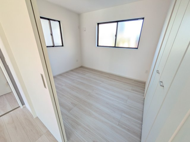 常陸太田市西三町　1期　新築戸建て　2号棟の洋室|リビングと繋がる多目的スペース。引き戸を開ければ広々LDK、閉じれば客間や書斎、お子様の遊び場に早変わりします。日当たりも良好です♪