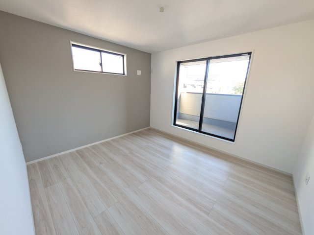 常陸太田市西三町　1期　新築戸建て　2号棟の洋室|バルコニーに面した２面採光で明るく開放的な洋室です。
デザイン性の高いアクセントクロスで、落ち着いた雰囲気を演出。収納力たっぷりのWIC完備で、室内をすっきりと保てます♪