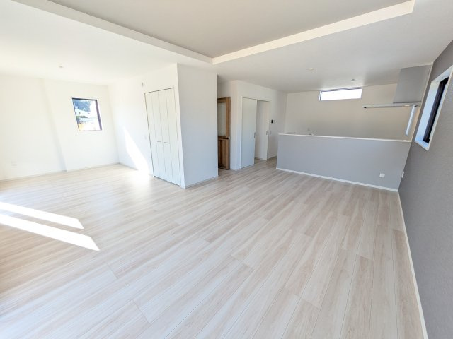 常陸太田市西三町　1期　新築戸建て　3号棟の居間・リビング|家族の会話が自然と弾む、広々としたゆとりのLDK。南向きの窓からたっぷりの光が射し込む明るく快適な空間です。