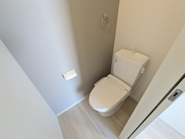 常陸太田市西三町　1期　新築戸建て　3号棟のトイレ|高い節水性能で、水道代を大幅にカット。環境とお財布に優しく、家計をしっかりサポートします。
もちろん温水洗浄便座付きです♪