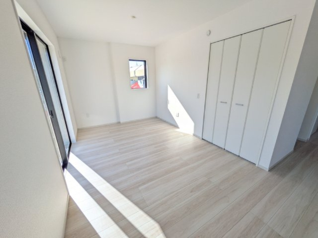 常陸太田市西三町　1期　新築戸建て　3号棟の居間・リビング|リビングと繋がる多目的スペース。
日当たりも良好です♪
