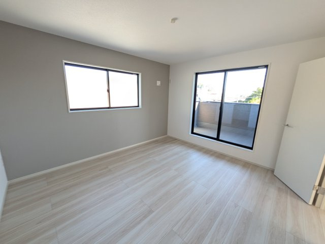 常陸太田市西三町　1期　新築戸建て　3号棟の洋室|バルコニーに面した２面採光で明るく開放的な洋室です。
デザイン性の高いアクセントクロスで、落ち着いた雰囲気を演出。収納力たっぷりのWIC完備で、室内をすっきりと保てます♪