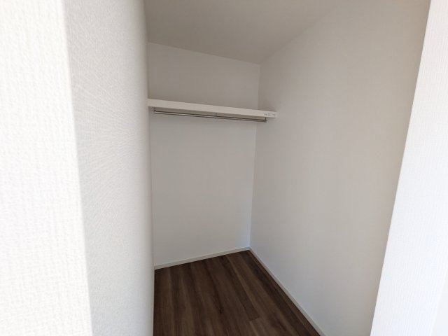 常陸太田市西三町　1期　新築戸建て　4号棟の収納|大容量のウォークインクローゼット。衣類はもちろん、スーツケースや季節の家電もまとめて収納でき、居室空間をすっきりと保ちます。