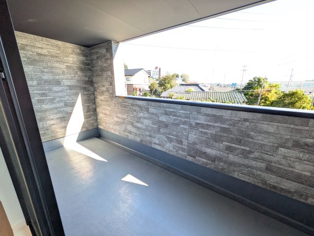 常陸太田市西三町　1期　新築戸建て　4号棟のバルコニー|洗濯物も布団もまとめて干せるワイド設計。
広々としたワイドバルコニーで、家事の効率が上がり、日々の暮らしが快適になります。