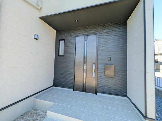 常陸太田市西三町　1期　新築戸建て　4号棟の玄関|お洒落な玄関ドアと洗練された外壁デザイン。家の顔にふさわしい上質な佇まいで、ご家族やお客様を迎えます。