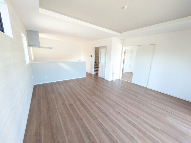 常陸太田市西三町　1期　新築戸建て　4号棟の居間・リビング|居心地の良いデザインと機能性を両立。ご友人を招いたり、趣味を楽しんだり、様々なシーンで活躍する団らんの中心地です。