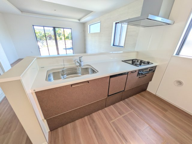 常陸太田市西三町　1期　新築戸建て　4号棟のキッチン|料理がもっと楽しくなる広々としたワークトップ。お手入れしやすい素材を採用し、日々の掃除もラクラクこなせます。