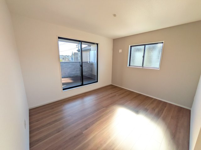 常陸太田市西三町　1期　新築戸建て　4号棟の洋室|バルコニーに面した２面採光で明るく開放的な洋室です。
デザイン性の高いアクセントクロスで、落ち着いた雰囲気を演出。収納力たっぷりのWIC完備で、室内をすっきりと保てます♪
