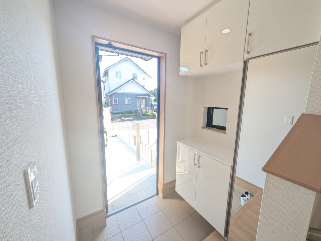 守谷市松ケ丘6丁目15番　新築戸建て　B号棟の玄関|家族全員の靴がスッキリ片付く大容量シューズボックス完備。
お客様を気持ちよく迎えられる、明るく清潔感あふれる玄関です。