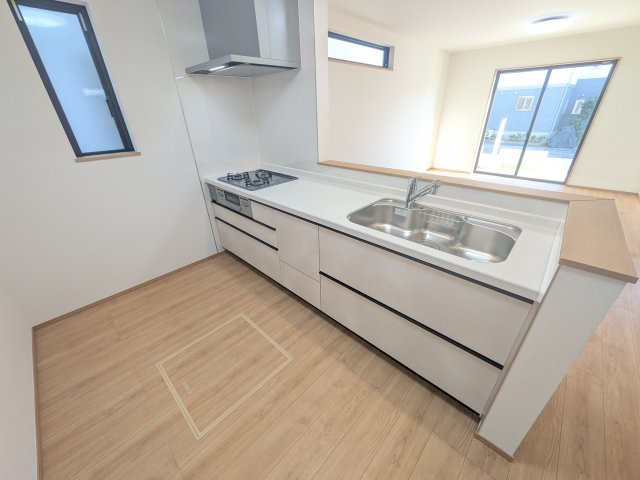 守谷市松ケ丘6丁目15番　新築戸建て　B号棟のキッチン|対面式カウンターでリビングとの一体感を演出。使いやすい動線と豊富な収納で、毎日の料理時間も快適に過ごせます。