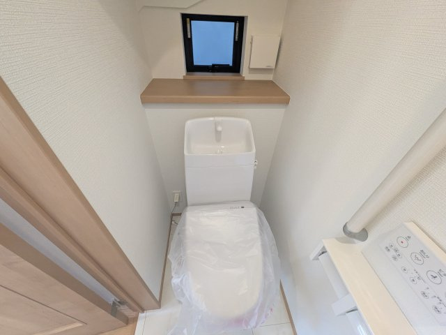 守谷市松ケ丘6丁目15番　新築戸建て　B号棟のトイレ|高い節水性能で、水道代を大幅にカット。環境とお財布に優しく、家計をしっかりサポートします。
