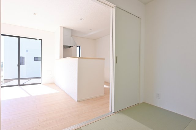 【和室】 | 太田市新田上江田町第1　クレイドルガーデン | キッチンから和室がよく見えるので料理中もお子様を安心して見守りできます♪