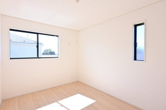 【洋室】 | 太田市新田上江田町第1　クレイドルガーデン | 二面採光でとっても明るい居室です♪