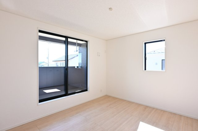 【洋室】 | 太田市新田上江田町第1　クレイドルガーデン | バルコニーに繋がる居室は窓も大きく陽の光がしっかりと入ります♪