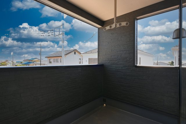 【バルコニー】 | 太田市新田上江田町第1　クレイドルガーデン | バルコニーは屋根付きで雨の日も安心です♪