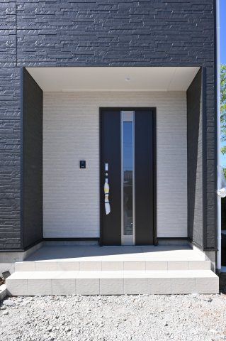 【玄関】 | 太田市新田上江田町第1　クレイドルガーデン | シックで落ち着いた雰囲気の玄関は屋根付きで急な雨でも安心です♪