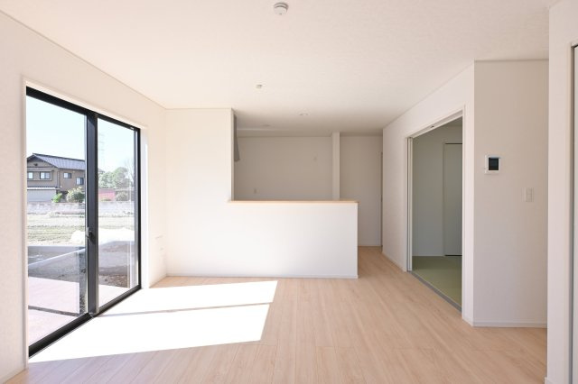 【居間・リビング】 | 太田市新田上江田町第1　クレイドルガーデン | 南向きの大きな窓が特徴的なLDKは家族みんなが集まる憩いの場です♪