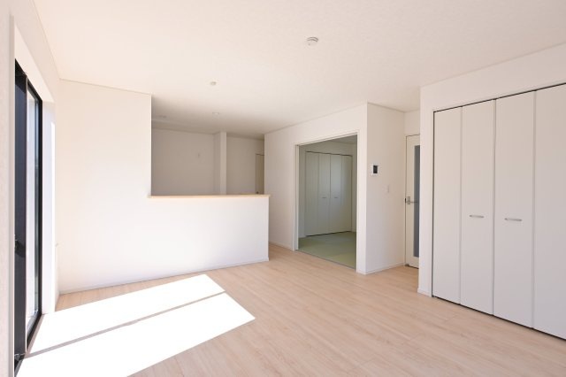 【居間・リビング】 | 太田市新田上江田町第1　クレイドルガーデン | 続き間の和室は開放するとリビングをより広く使用できます♪