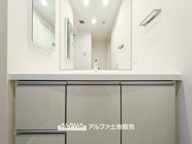 EXY久米川の独立洗面台|【Fresh Morning】◆暮らしに寄り添う洗面空間◆
帰宅後の手洗いや朝の準備など、毎日の生活に欠かせない洗面スペース。身だしなみを整える時間を心地よく過ごせます。