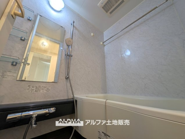 EXY久米川の浴室|【Relaxing Bath】◆一日の疲れを癒す浴室◆
追い焚き機能付きで家族の入浴時間が異なっても便利。浴室乾燥機も備え、雨の日の洗濯物干しにも活躍します。