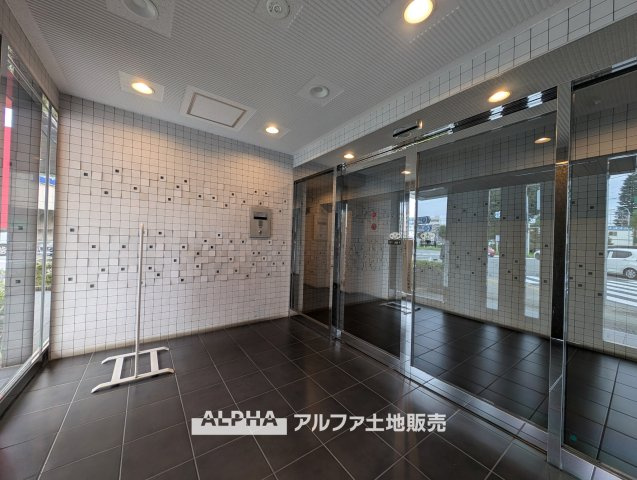 EXY久米川のエントランス|【Welcome Entrance】◆住まいの顔となるエントランス◆
ガラス扉を採用したエントランスは、明るく開放的な印象。住まう方や訪れる方を迎える、清潔感のある共用スペースです。