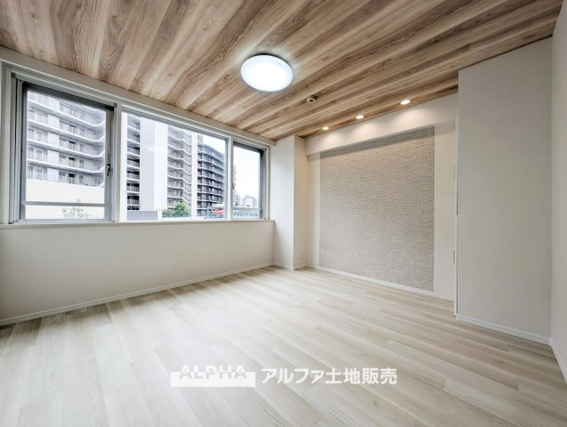EXY久米川の居間・リビング|【Bright Living】◆自然光が彩る住空間◆
窓から差し込む光が室内を明るく演出。家族で食事を楽しんだり、くつろいだりと、毎日の暮らしに寄り添うリビングです。