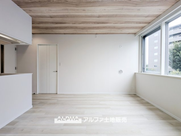EXY久米川の居間・リビング|【Fresh Interior】◆新しく生まれ変わった室内◆
クロス張替えやフロアタイル上張りを実施。清潔感のある内装に仕上がり、新生活を気持ちよく始められます。