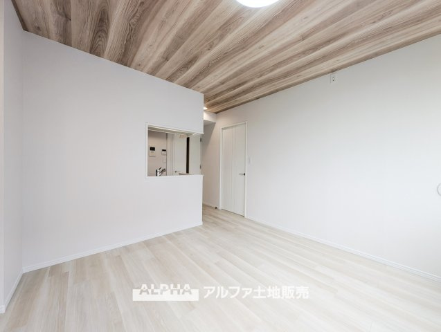 EXY久米川の居間・リビング|【Living Style】◆暮らしを彩るインテリア◆
落ち着いた色合いの床材と明るい壁面が調和するリビング。家具や小物を組み合わせて、お好みの空間づくりを楽しめます。