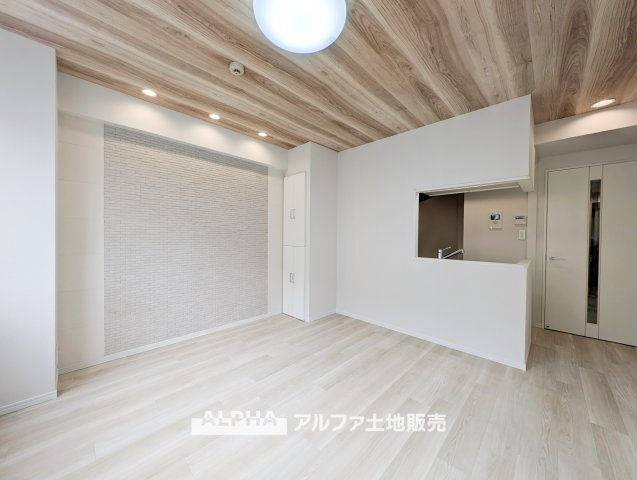 EXY久米川の居間・リビング|【Living Style】◆暮らしを彩るインテリア◆
落ち着いた色合いの床材と明るい壁面が調和するリビング。家具や小物を組み合わせて、お好みの空間づくりを楽しめます。