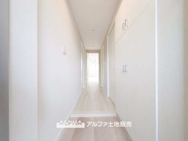 EXY久米川の玄関|【Bright Living】◆自然光が彩る住空間◆
窓から差し込む光が室内を明るく演出。家族で食事を楽しんだり、くつろいだりと、毎日の暮らしに寄り添うリビングです。
