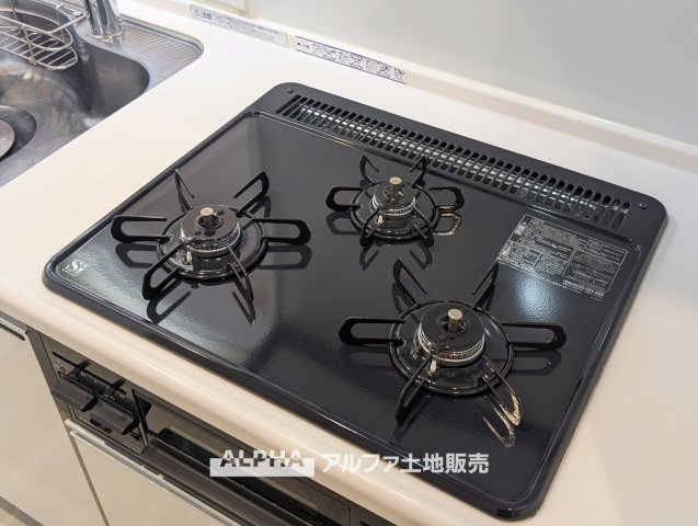 EXY久米川のキッチン|【Cooking Time】◆ガスコンロ交換済み◆
リフォームでガスコンロを交換。火力を調整しながらさまざまな料理を楽しめる、毎日の食事づくりに便利な設備です。