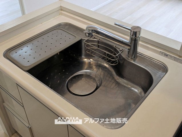 EXY久米川のキッチン|【Clean Water】◆毎日の水を手軽に◆
浄水器があれば、飲み水や料理に使う水を手軽に用意できます。日々の家事に便利で、キッチンでの時間を快適にしてくれる設備です。