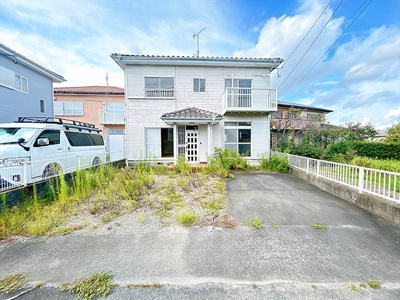 【外観】 | 掛川市川久保 中古戸建て | 月々3万円台からの新生活！駐車場も広々並列2台！ご家族が集まっても安心です！